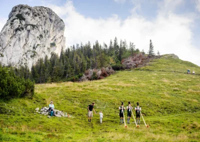 Alphornblaeser spielen Musik auf einer Wiese unterhalb der Kampenwand waehrend einer Hochzeit in Oberbayern.