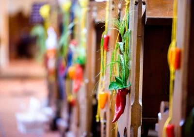 Kirchliche Trauung in der evangelischen Friedenskirche, detailreiche Dekoration an Sitzbaenken, Hochzeit.