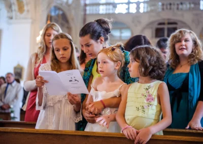 Kinder bei kirchlicher Trauung im Kloster Benediktbeuern, Hochzeitsfotografie im Reportage-Stil.