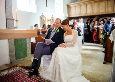 Brautpaar laechelt in Kirche bei kirchlicher Trauung in Oberbayern, Hochzeitsreportage bei Freising.