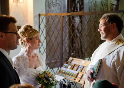 Brautpaar bei kirchlicher Trauung im Kloster Seeon, Hochzeitsfotograf fängt emotionalen Moment ein.