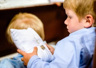 Junge mit Ringkissen bei kirchlicher Trauung in der evangelischen Friedenskirche, Hochzeitsfotografie, Starnberg.