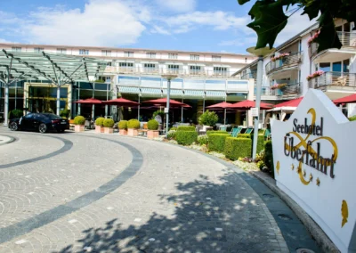 Eingang zum Seehotel Ueberfahrt in Rottach Egern am Tegernsee, ideale Hochzeitslocation an einem sonnigen Tag.