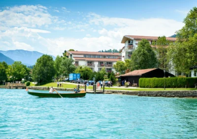 Boot auf dem Tegernsee vor Hotel Uberfahrt Rottach Egern; Hochzeitsfotografie bei strahlendem Wetter.