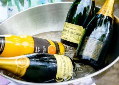 Champagnerflaschen in einer Eiswanne bei einer Hochzeit in Rottach Egern am Tegernsee. Hochzeitsfoto.