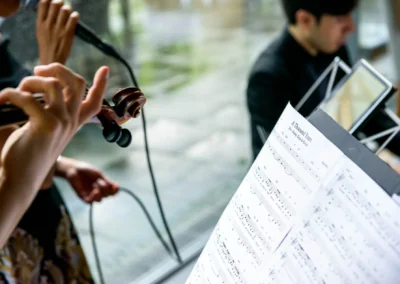 Musiker spielt Geige neben Notenstaender bei Hochzeit in Rottach Egern, Hochzeitsreportage am Tegernsee.