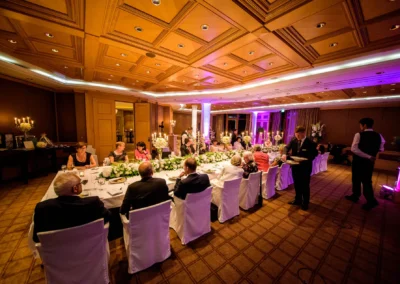 Hochzeitsfeier mit Tischdekoration und Gaesten im Hotel Ueberfahrt Rottach Egern am Tegernsee, Aufnahme bei Hochzeit.