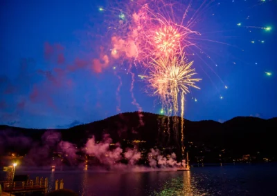 Feuerwerk bei Nacht am Tegernsee, aufgenommen waehrend einer Hochzeitsreportage eines Fotografen aus Muenchen.