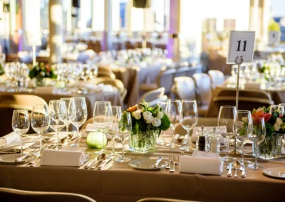 Elegante Tischdekoration bei Hochzeitsfeier im Bayerischen Hof Muenchen, ideal fuer Hochzeitsfotografie.