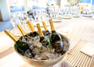 Hochzeitsfotografie im Bayerischer Hof Muenchen: Champagnerflaschen auf Eis in eleganter Hochzeitslocation.