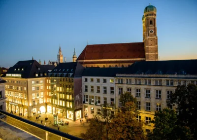 Abendaufnahme der Hochzeitslocation im Bayerischen Hof Muenchen bei einer Hochzeit, beleuchtete Architektur bei Dämmerung.