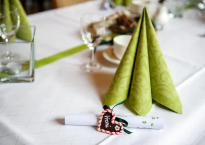 Hochzeitsfoto in Arget: Tischdeko mit gruener Serviette und Lebkuchenherz, Aufnahmen bei einer Hochzeit im Landkreis Muenchen.