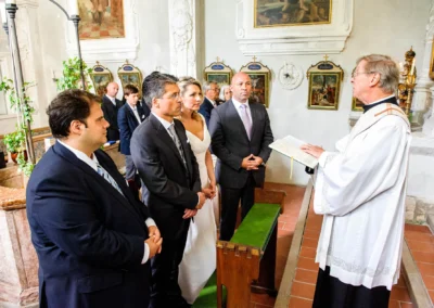 Priester mit Buch, Brautpaar und Trauzeugen in Kirche bei Hochzeitszeremonie in Sankt Quirin Gmund, Hochzeitsfotografie.