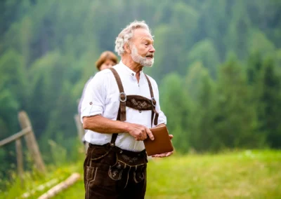 Mann in Tracht bei freier Trauung in Sillberghaus. Hochzeitsfotograf fängt emotionale Momente ein.