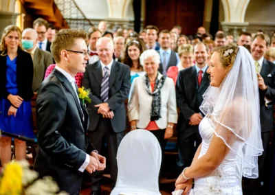 Brautpaar kirchliche Trauung in Starnberg, umgeben von Gaesten, Hochzeitsfotografie Starnberger See.
