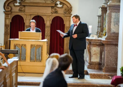 Konzert bei einer kirchlichen Trauung im Kloster Benediktbeuern. Organist und Sänger bei der Hochzeitsfeier.