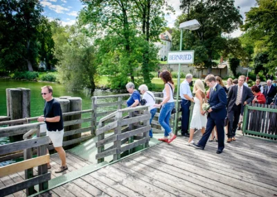 Hochzeitsgesellschaft bei einer Hochzeitsreportage am Steg in Bernried, nahe dem Starnberger See.