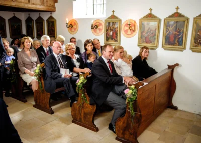 Gäste während der kirchlichen Trauung bei Freising, Teil einer Hochzeitsreportage in Oberbayern.