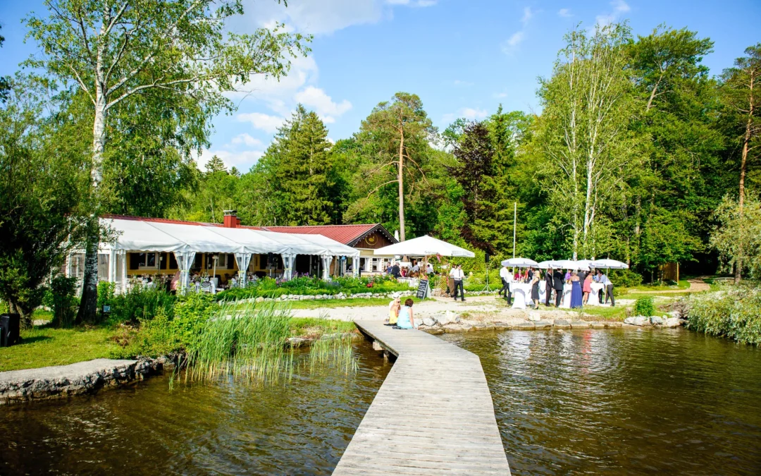 Hochzeit im kleinen Seehaus am Starnberger See – Sonnenuntergang, Stegromantik und ein Brautbecher mit Geschichte