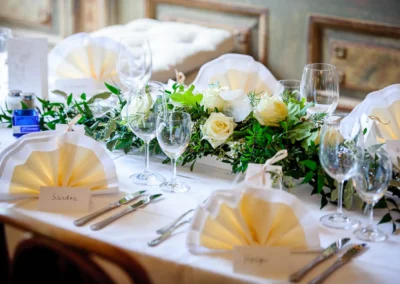 Elegante Hochzeitstafel mit Blumen und Namekärtchen beim Bamberger Haus in Muenchen, Hochzeitsfotografie.