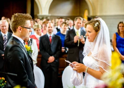 Braut und Braeutigam bei kirchlicher Trauung in Friedenskirche Starnberg, Hochzeitsreportage, emotionale Zeremonie.