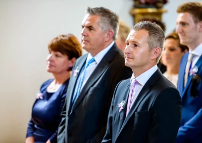 Gespannte Gaeste waehrend der kirchlichen Trauung in Taufkirchen nahe Muenchen. Hochzeitsfotograf bei der Arbeit.