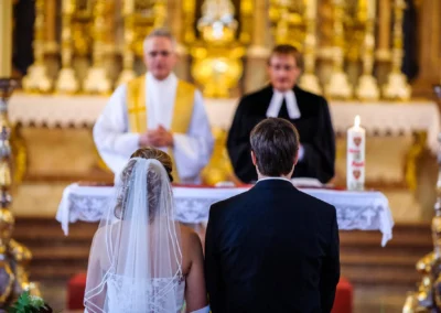 Brautpaar vor Altar während kirchlicher Trauung, Kloster Benediktbeuern, Hochzeitsfoto.