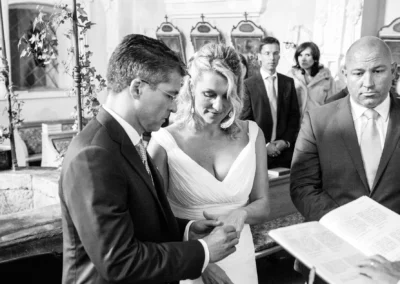 Braut und Braeutigam tauschen Ringe aus in einer Kirche bei einer Hochzeitsreportage in Tegernsee.