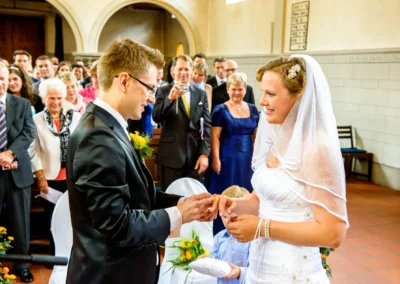 Braut und Bräutigam tauschen Ringe in der evangelischen Friedenskirche, Hochzeitsfotografie in Starnberg.