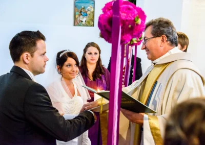 Brautpaar bei der kirchlichen Trauung in St. Vitus Gilching, festgehalten von Hochzeitsfotograf während der Zeremonie.