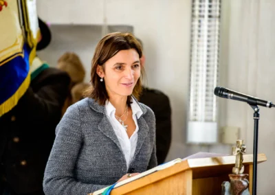 Rednerin bei kirchlicher Trauung nahe Holzkirchen, Mikrofon am Stehpult, Hochzeitsfotografie in Oberbayern.