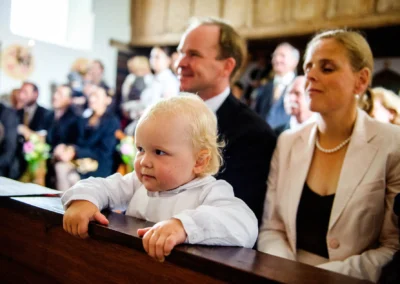 Kleinkind in Kirche bei Trauung, Hochzeitsreportage in Oberbayern, gut Thurnsberg Kranzberg.