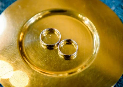 Eheringe auf goldenem Tablett bei kirchlicher Trauung in Schwabing, festgehalten von Hochzeitsfotograf München.