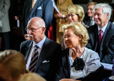 Gäste sitzen bei einer kirchlichen Trauung auf Gut Thurnsberg, Hochzeitsreportage von Hochzeit nahe Freising.