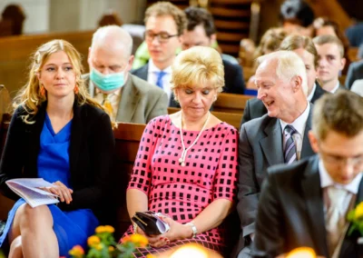 Gäste bei einer kirchlichen Trauung in der evangelischen Friedenskirche in Starnberg, Hochzeitsreportage.