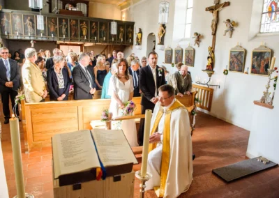 Kirchliche Trauung in Grosshadern: Brautpaar und Gaeste feiern Hochzeitszeremonie in der Kirche von Sankt Peter.