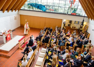 Kirchliche Trauung in Feldafing. Ein Pfarrer spricht zu den Hochzeitsgaesten. Hochzeitsreportage am Starnberger See.