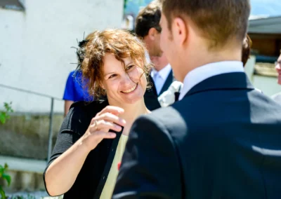 Lachende Frau im Gespraech bei einer Hochzeit in Garmisch, Teil einer Hochzeitsreportage.