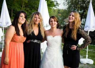 Vier Frauen in eleganter Kleidung posieren bei einer Hochzeit am Starnberger See. Hochzeitsreportage.
