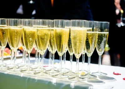 Glaser mit Sekt auf einem Tisch bei einer Hochzeit in Garmisch-Partenkirchen. Hochzeitsfotografie in Oberbayern.
