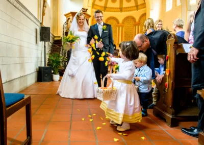 Brautpaar und Blumenkinder in der Kirche bei der Hochzeit in der evangelischen Friedenskirche in Starnberg.