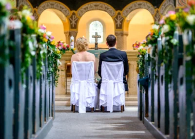 Brautpaar in Kirche bei der Trauung, Schwabing. Stimmungsvolle Hochzeitsfotografie in München.