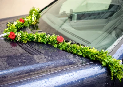 Auto mit Blumenschmuck bei Regen, Hochzeitsfoto nahe Kloster Benediktbeuern.