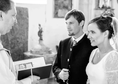 Bräutigam und Braut bei kirchlicher Trauung in Valley-Unterdarching, aufgenommen von Hochzeitsfotograf.