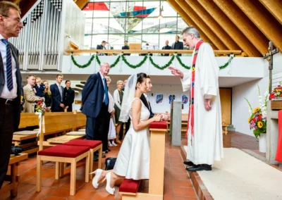 Brautpaarempfang mit Priester in Kirche bei der Hochzeit in Feldafing am Starnberger See, Hochzeitsreportage.