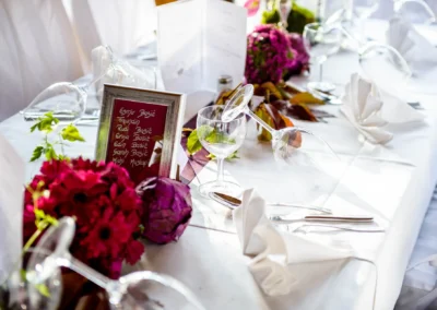 Elegante Hochzeitstafel mit Blumen und Menukarte im Paulaner Seegarten, ideal fuer Hochzeitsfotografie.