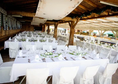 Hochzeitsfoto: Elegante Tischdekoration bei einer Hochzeit auf der Sprengenöder Alm, gut geeignet fuer Hochzeitsreportagen.