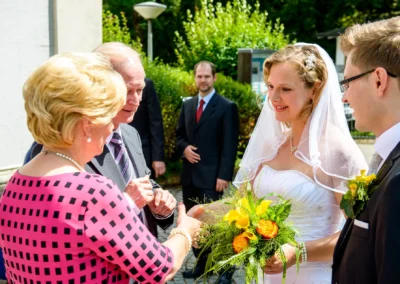 Brautpaar bei kirchlicher Trauung in der evangelischen Friedenskirche, Starnberg. Hochzeitsreportage im Freien.