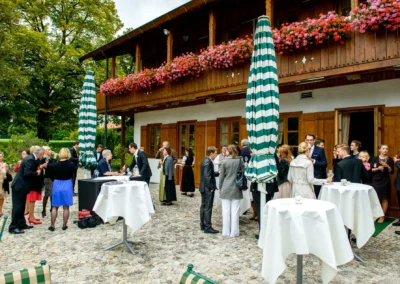 Hochzeitsgesellschaft bei Empfang im Freien nahe Tegernsee, Hochzeitsreportage von Hochzeitsfotograf Margarethenhof.