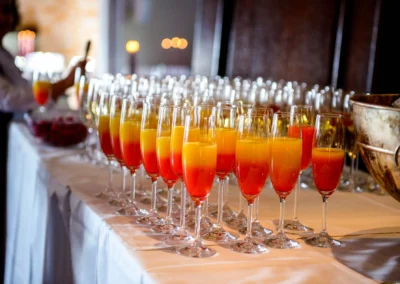Hochzeitsbuffet mit bunten Cocktails, aufgenommen bei einer Hochzeit in Karlsfeld vom Hochzeitsfotografen.